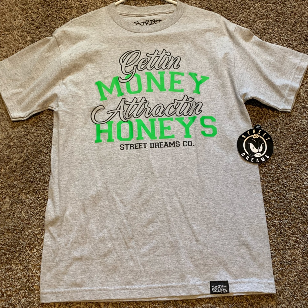 “Gettin Money attractin honeys”T-shirt size medium